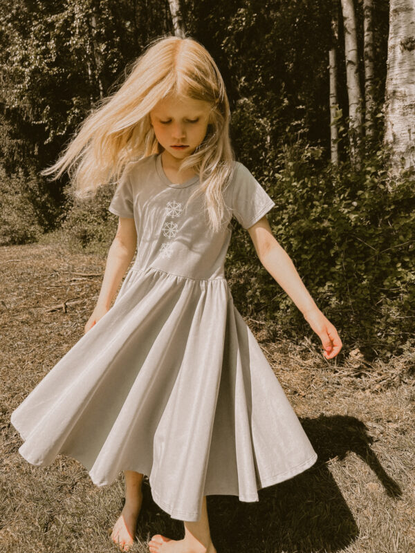 Latvikska kleita meitenēm ar tautiskām zīmēm